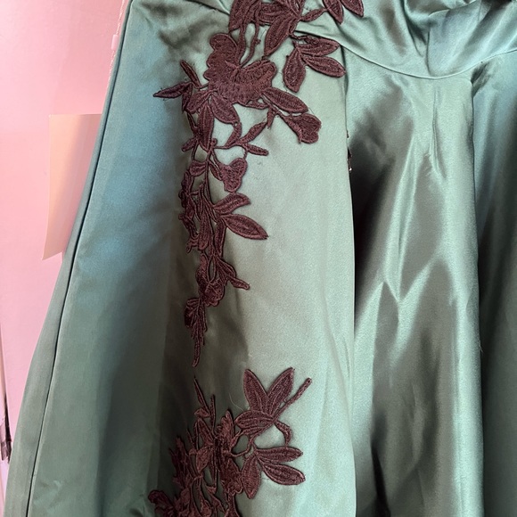 NWT, beautiful green satin retro gown - Picture 5 of 11